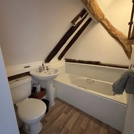 Cosy Cottage With King Rooms Δωμάτια σε οικογενειακή κατοικία *